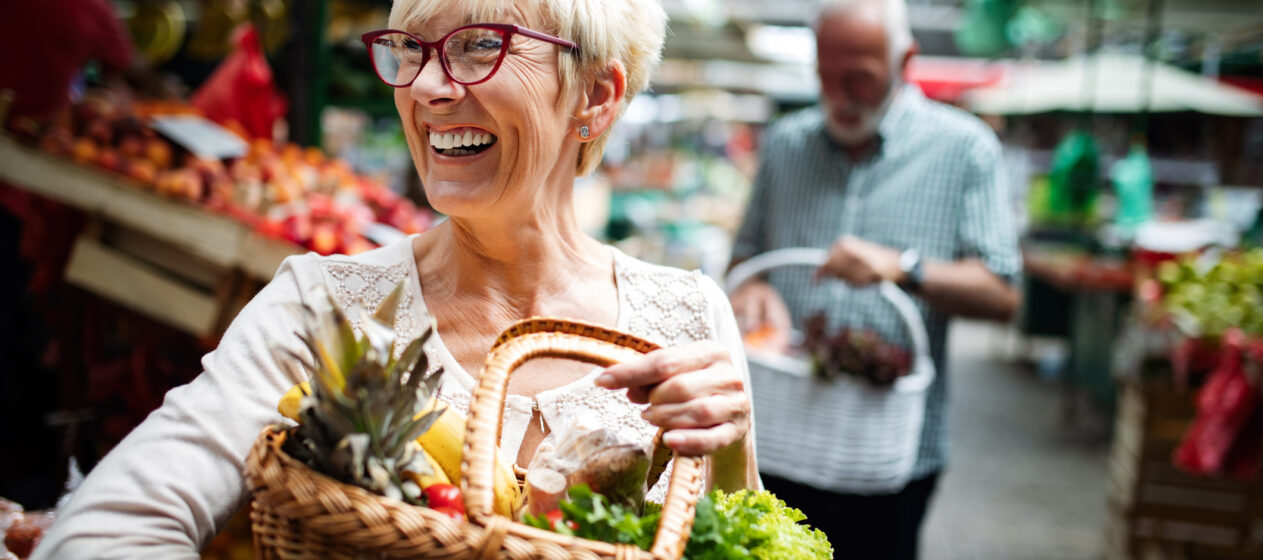 Ældre par køber mad. Mennesker med diabetes kan forbedre deres helbred gennem kosten