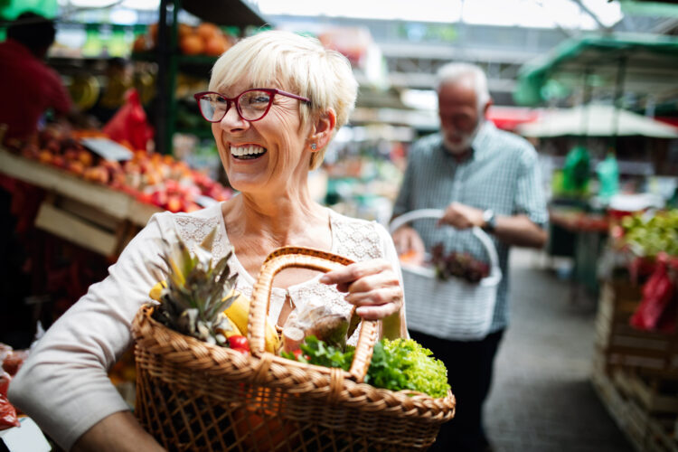 Ældre par køber mad. Mennesker med diabetes kan forbedre deres helbred gennem kosten