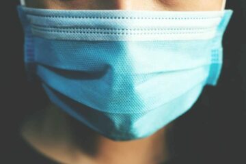 Pandemien er ikke ovre, mand med ansigtsmaske