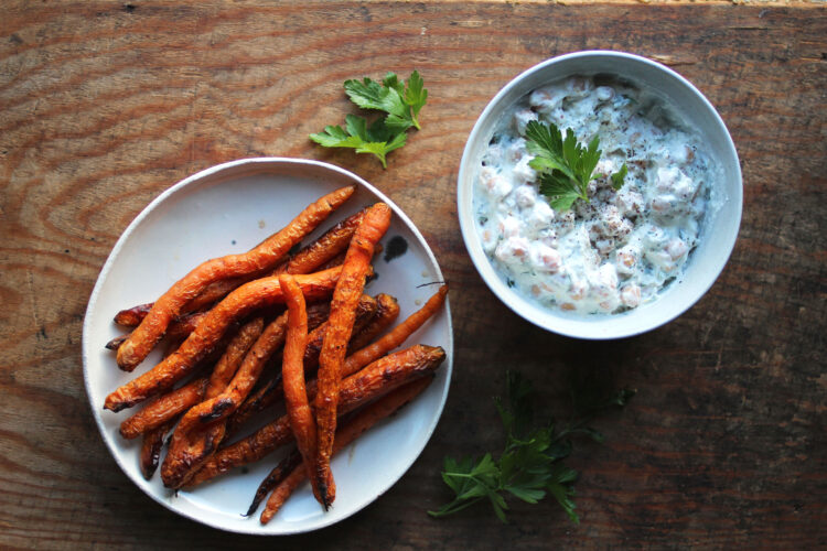 Yoghurtkikærter og grillede gulerødder