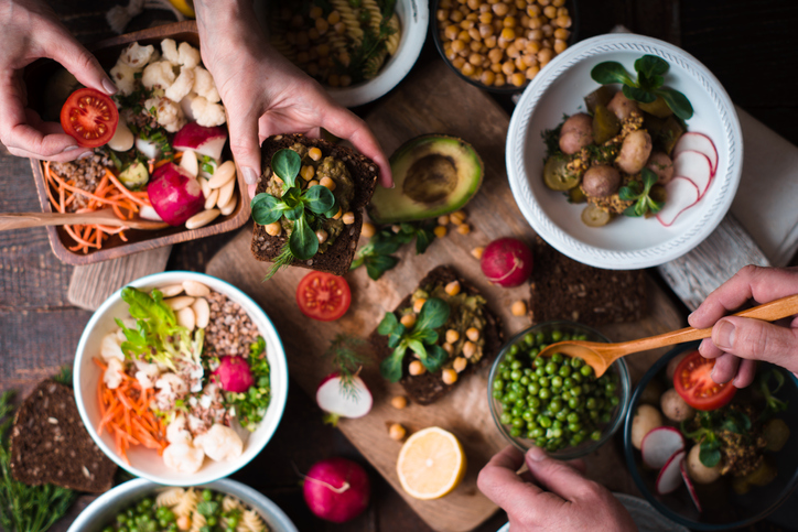 Bord dækket med vegetarisk mad. Vælg vegetarprodukter! Sådan har det virket for Kristi.