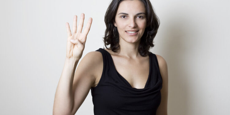 Fire ting, der har ændret sig i mine år med diabetes, kvinde viser fire fingre