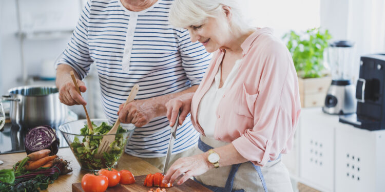 5 gode tips til et mere stabilt blodsukker, ældre par lager mad.