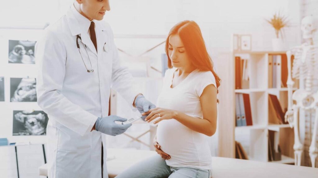 Svangerskabsdiabetes, gravid kvinde måler blodsukker