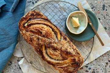 Bananbrød med æble og sesam