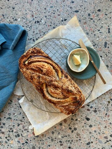 Bananbrød med æble og sesam