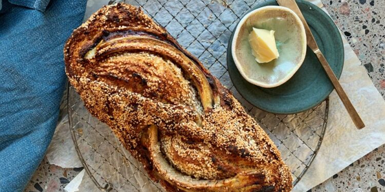 Bananbrød med æble og sesam