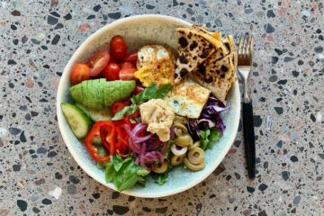 Frokostsalat med spejlæg og stegt ostetortilla