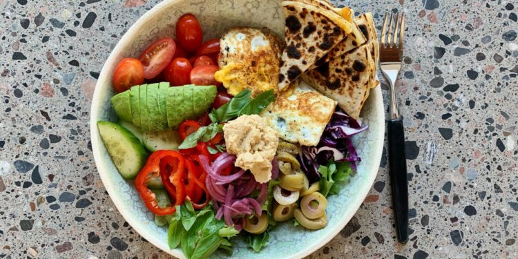 Frokostsalat med spejlæg og stegt ostetortilla