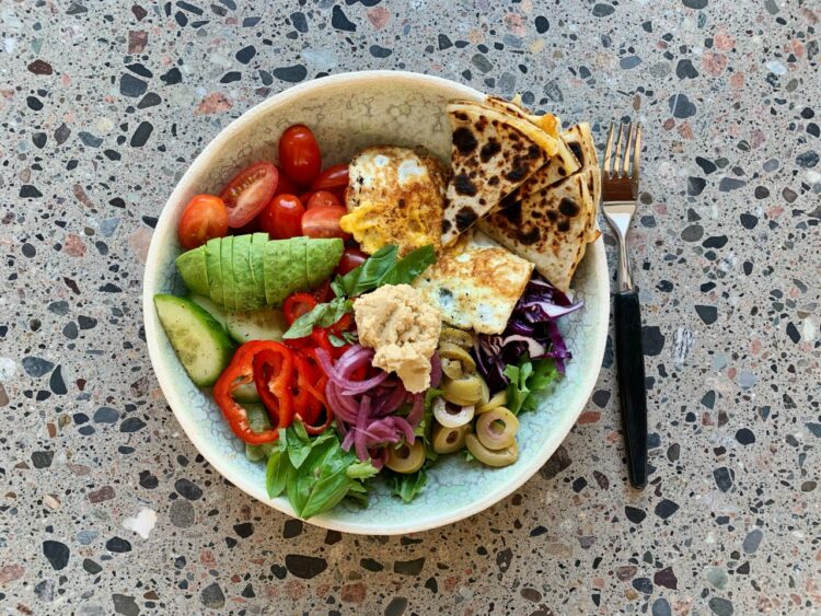 Frokostsalat med spejlæg og stegt ostetortilla