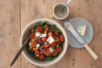 Salat med kikærter, stegte grøntsager, blåskimmelost og sennepsdressing