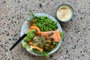 Salat med bagt laks og sennepsdressing