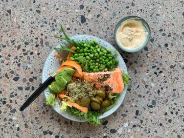 Salat med bagt laks og sennepsdressing