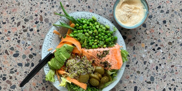 Salat med bagt laks og sennepsdressing