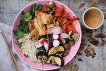 Asiatisk salat med tofu og jordnøddesauce