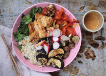 Asiatisk salat med tofu og jordnøddesauce