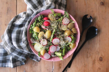 Sommerlig kartoffelsalat med asparges og radiser