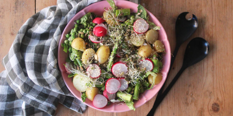 Sommerlig kartoffelsalat med asparges og radiser