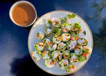 Vietnamesiske sommerruller med tigerrejer og jordnøddedip