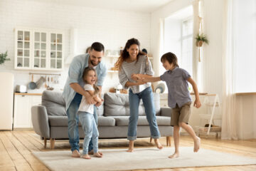 Familie danser. Sådan bliver god sundhed en familieprioritet!