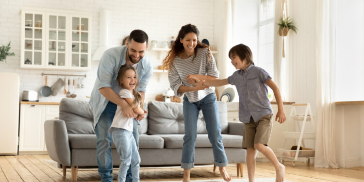 Familie danser. Sådan bliver god sundhed en familieprioritet!