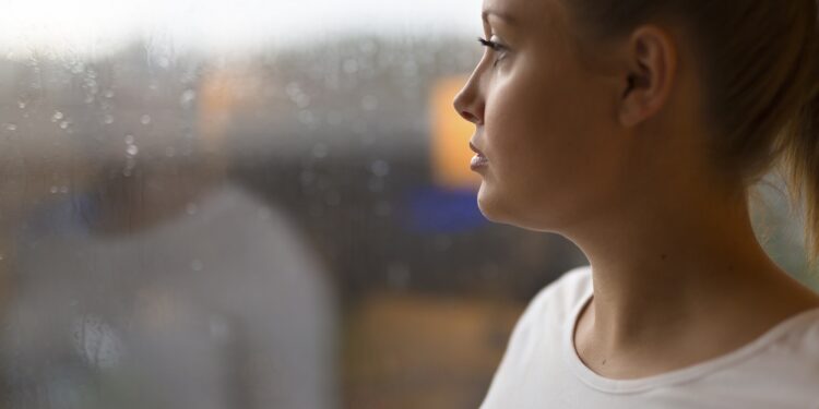 Angst og depression, kvinde kigger ud af vinduet