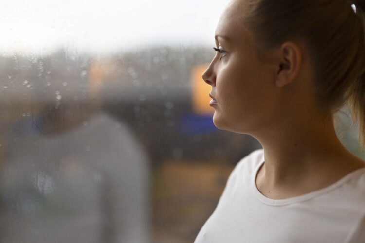 Angst og depression, kvinde kigger ud af vinduet