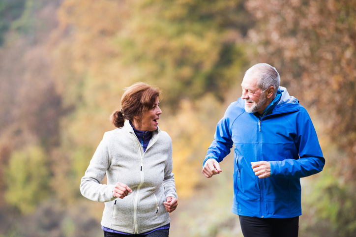 Ældre par tager en effektivt konditionstræningspas