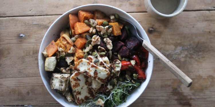 Halloumi bowl med bagte rodfrugter