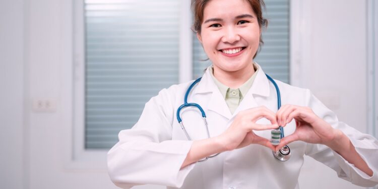kvindelig læge laver hjerte med hænderne. opdagelsen af ​​insulin for 100 år siden.
