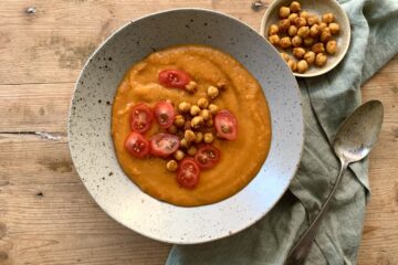 Rodsuppe med karry-kikærter