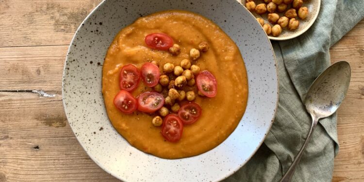 Rodsuppe med karry-kikærter