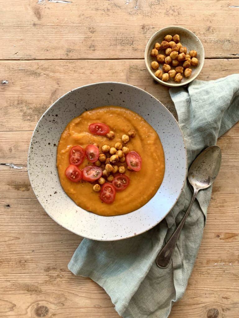 Rodsuppe med karry-kikærter