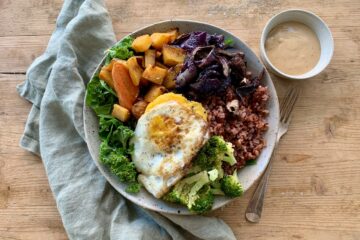 Rodfrugtsalat med æg og tahin