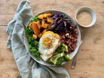 Rodfrugtsalat med æg og tahin