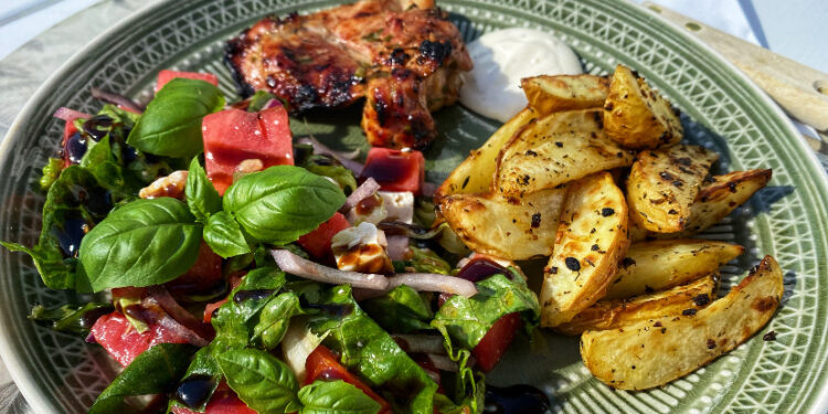 Grillet kyllingelårfilet med sommerlig vandmelonsalat