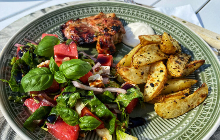 Grillet kyllingelårfilet med sommerlig vandmelonsalat