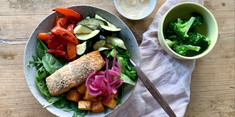 Laksesalat med chilimajo og bagte grøntsager