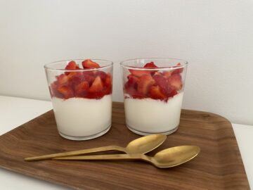 Vanilje-panna cotta med limemarinerede jordbær