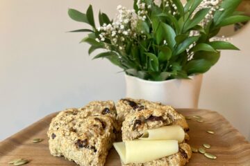 Grove scones med græskarkerner og tranebær