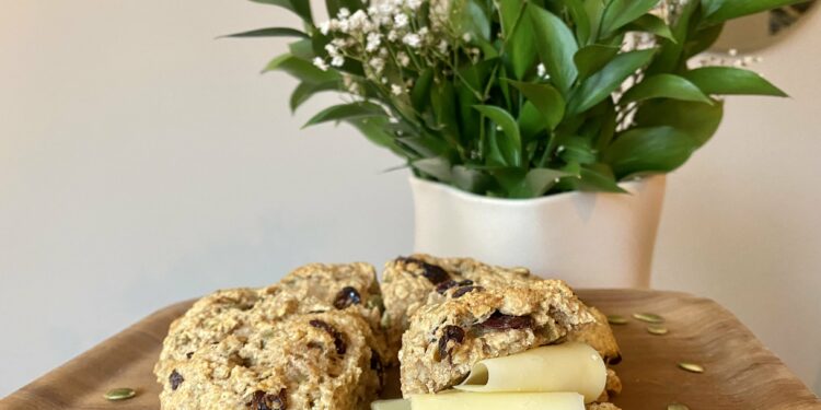 Grove scones med græskarkerner og tranebær