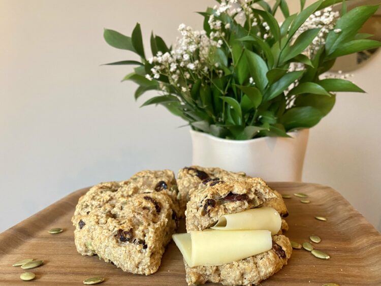 Grove scones med græskarkerner og tranebær