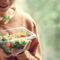 Kvinde spiser salat. Sådan bliver det lettere at træffe gode valg på farten