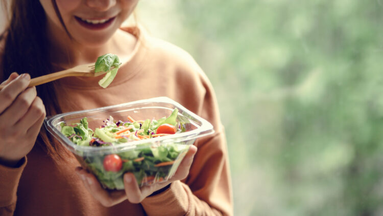 Kvinde spiser salat. Sådan bliver det lettere at træffe gode valg på farten