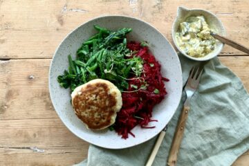 Fiskefrikadeller med revet rødbede og remoulade