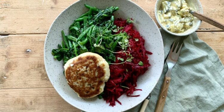 Fiskefrikadeller med revet rødbede og remoulade