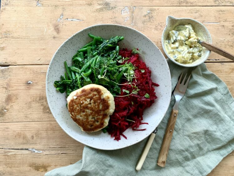 Fiskefrikadeller med revet rødbede og remoulade