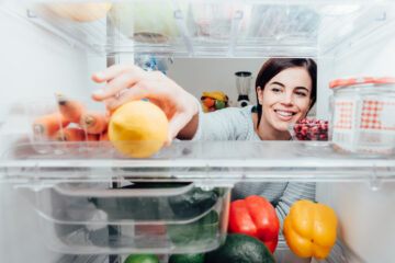 Kvinde i køleskabet. Hvilke kostråd skal man følge, når man er ny diagnosticeret med type 2-diabetes?
