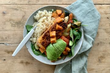 Laksebowl med bagt sød kartoffel, quinoa og avocado