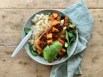 Laksebowl med bagt sød kartoffel, quinoa og avocado